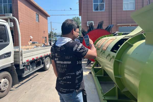 Клиент-из-Индии-приобрел-колёсный-ворошитель-компоста-для-компостирование-куриного-помета-на-птицеферме